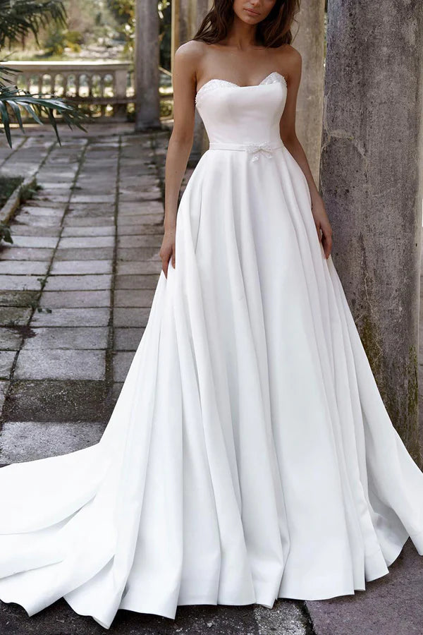 Abito da sposa in raso bianco con scollo a cuore e scollatura a V, stile country